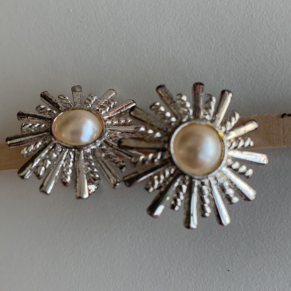 vintage silver tone rhinestone and faux pearl starburst clip on earrings - Picture 2 of 3